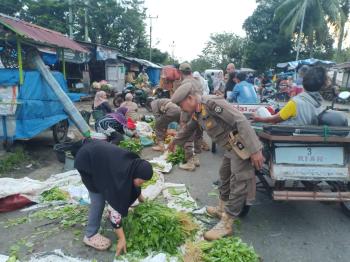 Satpol PP Kampar Lakukan Penertiban PKL di Kawasan Pasar Inpres Bangkinang
